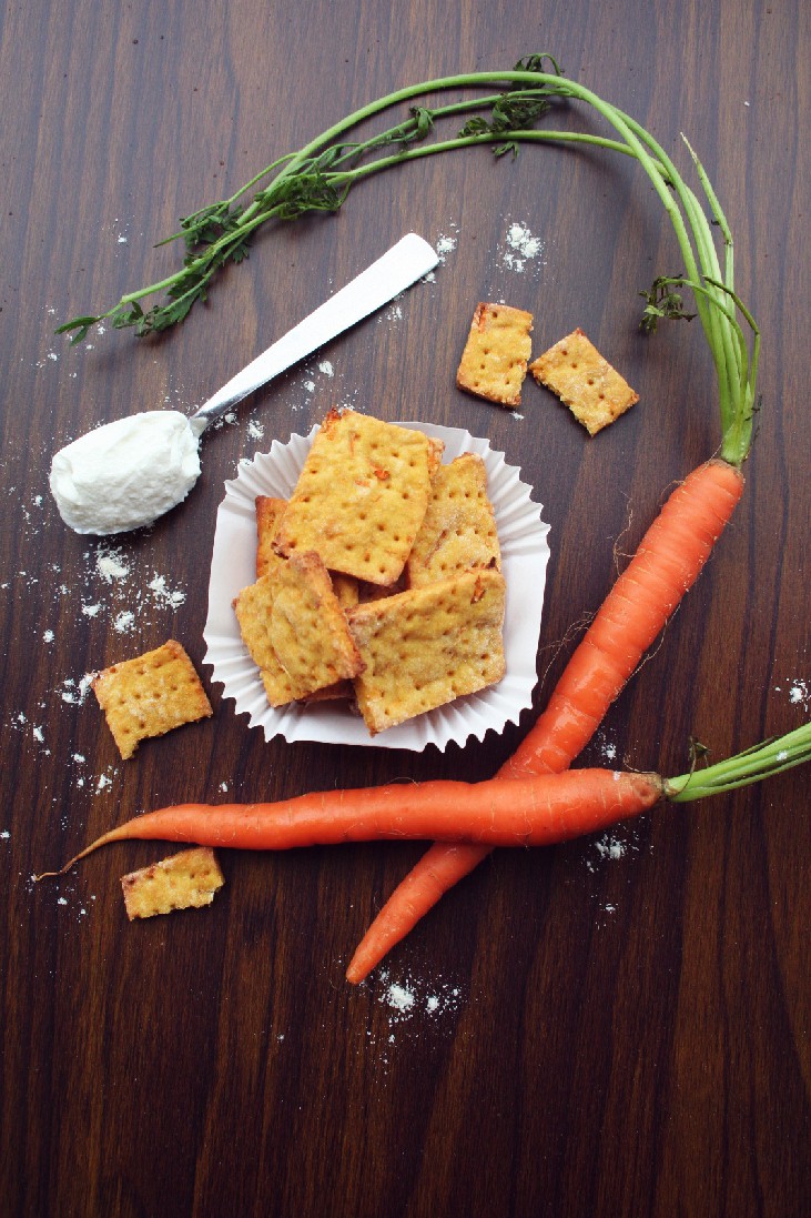 Cracker alla carota, croccanti e delicati
